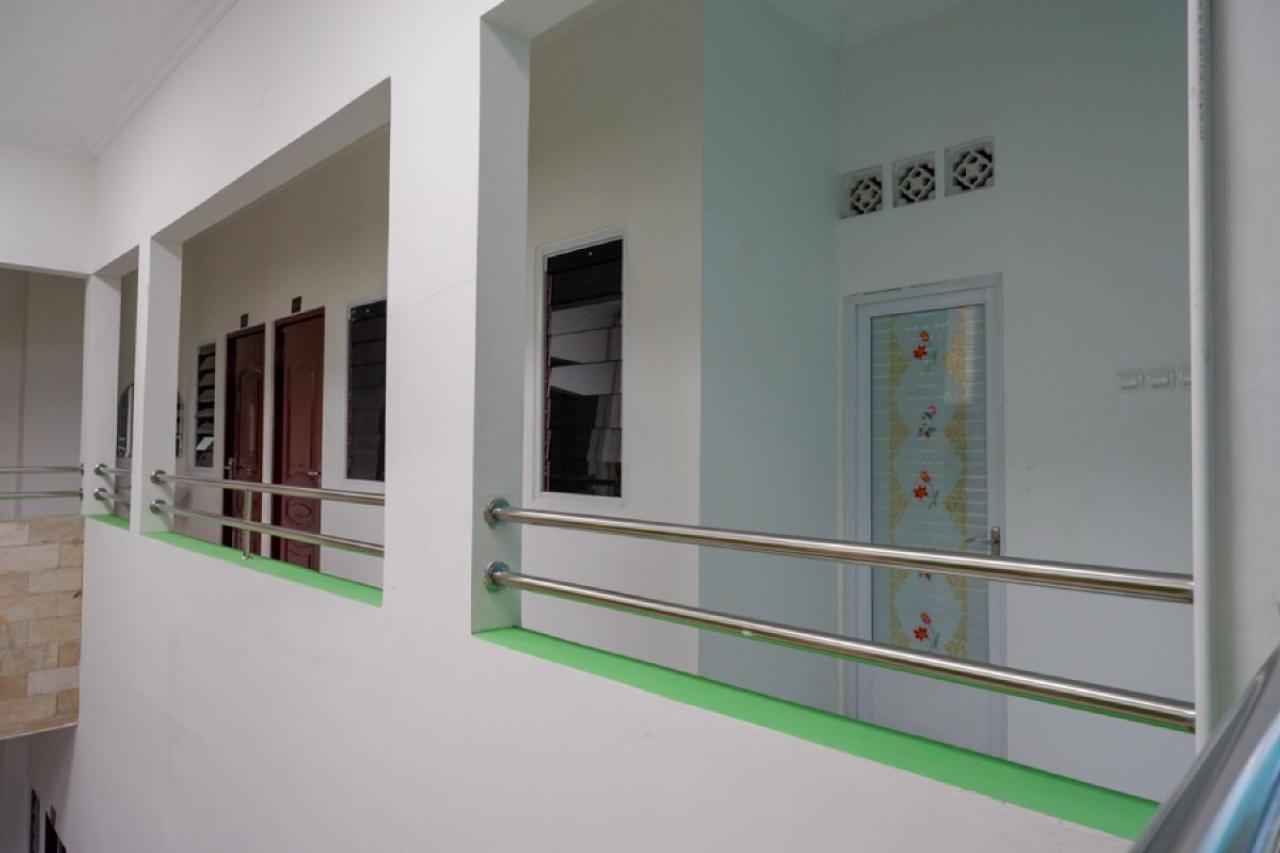 Reddoorz Hostel Near Kota Lama Semarang Extérieur photo